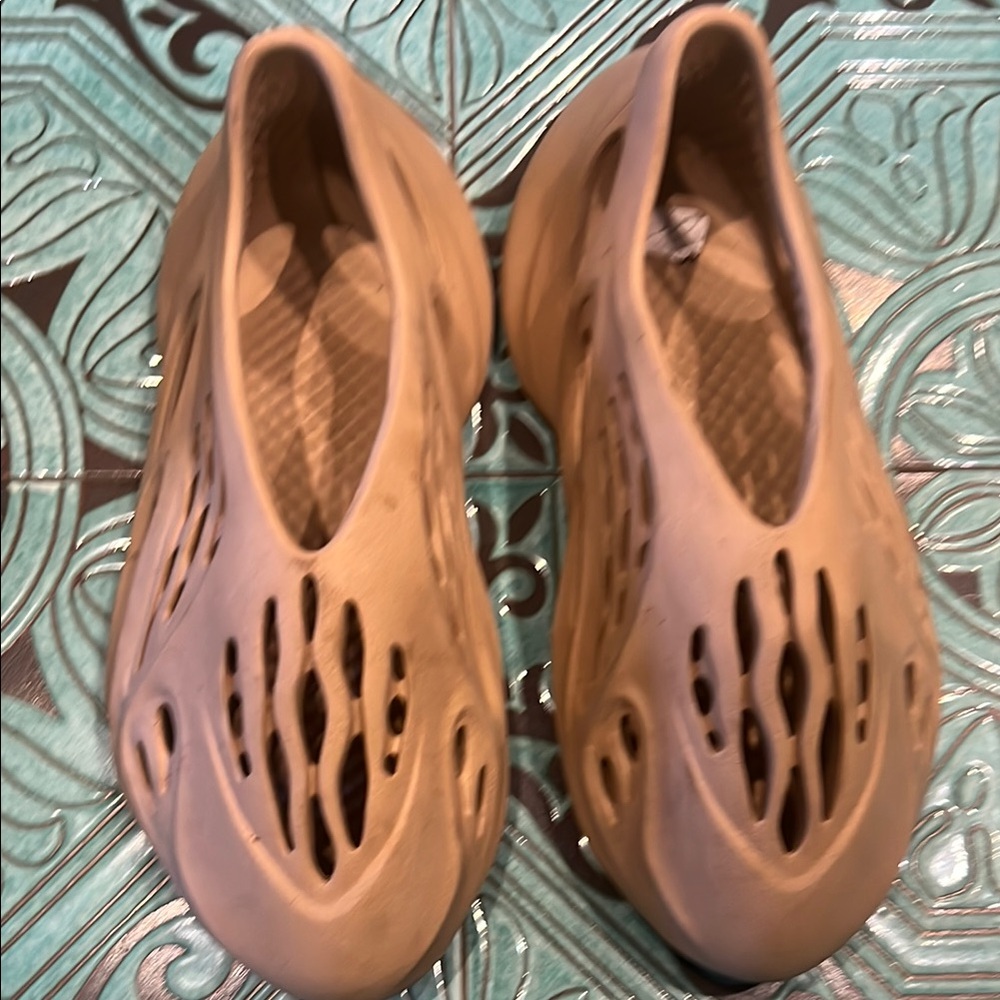 Yeezy Foam runner size 7 Cut-Out Design and Rounded Toe